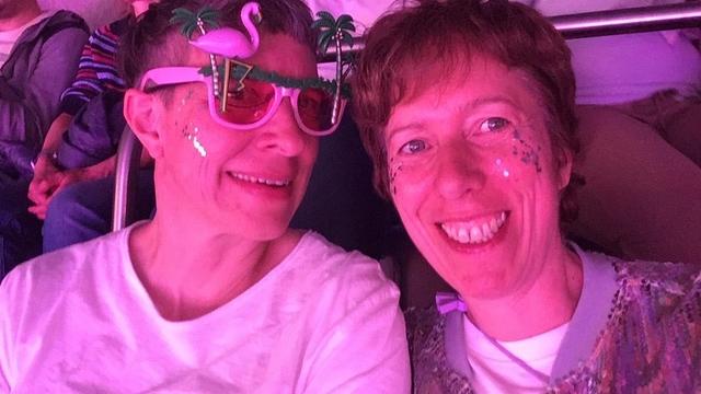 Selfie von 2 Personen mit Glitzer-Schminke.