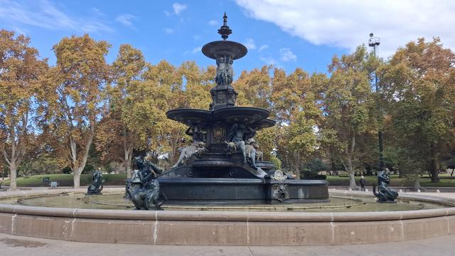 Springbrunnen ohne Wasserfontänen