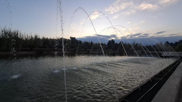 Wasserfontänen an der Seite vom See