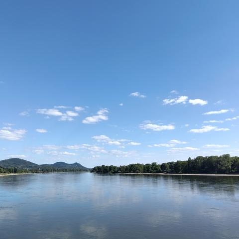Rhein, blauer Himmel