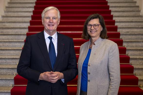 Der ehemalige französische Premierminister Michel Barnier und Landtagspräsidentin Ilse Aigner im Bayerischen Landtag. | Foto: Lennart Preiss