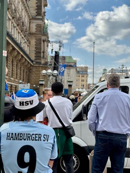 Blick auf den Rathausmarkt in Hamburg, der bis oben hin und darüber hinaus mit Fans vom Fußballverein HSV gefüllt ist, der heute dort seinen Aufstieg von der zweiten in die erste Bundesliga feiert.