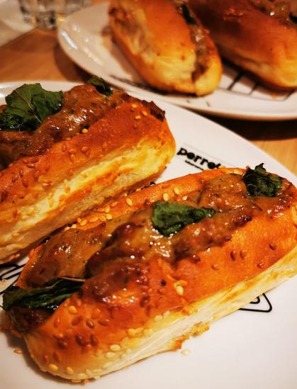 Mit mariniertem Schweinefleisch gefüllte Brötchen (Pintxos)