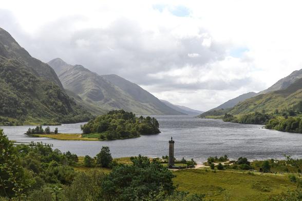 Malerisch zwischen Berghängen in einem engen Tal liegt ein See, darin nahe dem Ufer eine bewaldetes Inselchen (Eilean Ghleann Fhionainn). Am Ufer steht eine gemauerte Säule, auf deren Kopf eine Figur steht – das Glenfinnan-Denkmal, das den Soldaten aus dem schottischen Hochland im Jakobiteraufstand 1745 gewidmet ist.
