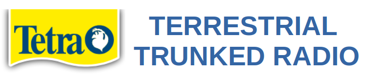 Links das Logo von Tetra (Aquaristikzubehör), rechts in einem ähnlichen lau der Text "Terrrestrial trunked radio" in Großbuchstaben, der Name des euroäischen digitalen Bündelfunkstandards, der "TETRA" abgekürzt wird.