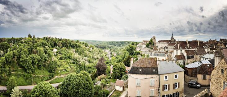 Vue panoramique d’une des 4 fenêtres du salon de la Tour Beurdelaine regardant vers le début des forêts du Morvan