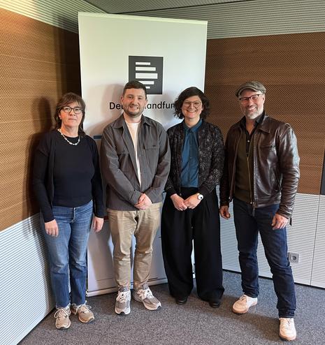 4 Diskutierende Personen vor Deutschlandfunk-Banner 
Lilli Iliev (WMDE), CC0, via Wikimedia Commons