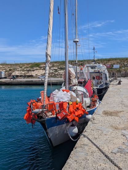 Rettungswesten zum Säubern an Deck der Trotamar III, die am Pier von Lampedusa festgemacht ist