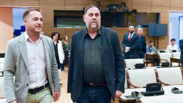 Junqueras, abans de declarar, parlant amb el president de la comissió, Arnau Ramírez (Europa Press/Gustavo Valiente)