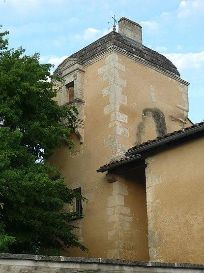 Tour dite Logis du Moine blanc à #Angoulême (#Charente) Pavillon rectangulaire composé de trois étages et d'une seule pièce par étage. Il devait servir de tour de guet et être la plus forte défense d'un ancien ...
Suite 👉 https://monumentum.fr/monument-historique/pa00104230/angouleme-tour-dite-logis-du-moine-blanc
#Patrimoine #MonumentHistorique
Photo CC-BY-SA 4.0 : Jack ma