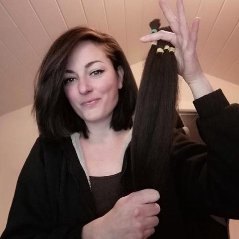 Photo de moi tenant mes cheveux coupés.