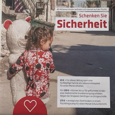 Kind mit großen Teddybären. text: 40 Millionen Kinder befinden sich derzeit auf der Flucht. Schenken Sie Sicherheit 65 € → Für diesen Betrag kann eine fünfköpfige Familie ein Lebensmittelpaket für einen Monat erhalten. Für 150€ → können bis zu 50 geflüchtete Kinder eine medizinische Grundversorgung erhalten. Wegen der Strapazen benötigen sie dringend Hilfe. 275 € → ermöglichen fünf Kindern in einem Flüchtlingscamp für einen Monat Schulunterricht.