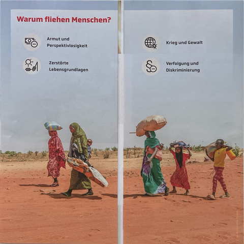 Menschen zu Fuß auf der Flucht vor ausgetrockneten Landschaft. Text: Im Beitrag.