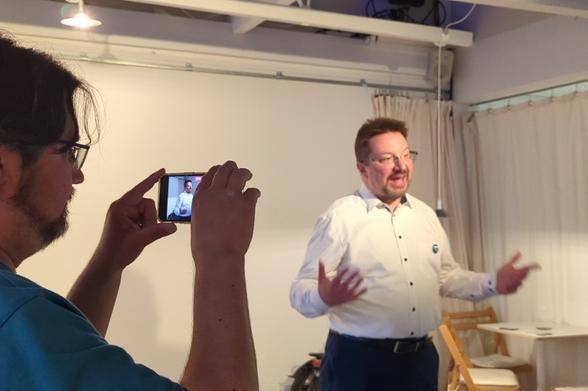 Michael Blume wird gefilmt