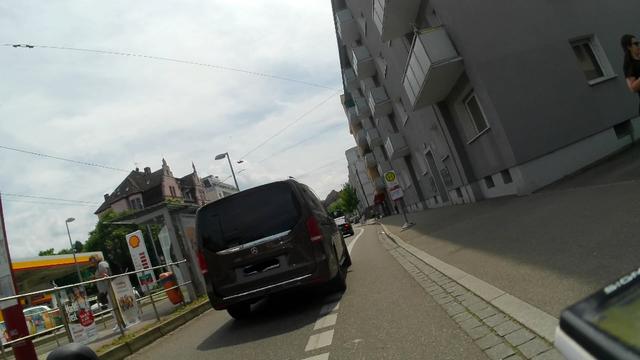 POV Radfahrer: Ein Mercedes Vito befährt an der üblichen Stelle den Radfahrstreifen.