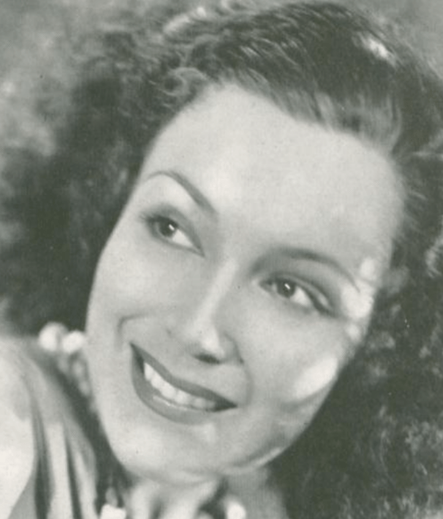 Retrato de Dolores Del Río con expresión sonriente, retratada en blanco y negro.