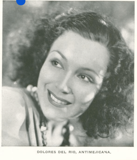 Retrato de Dolores del Río, con cabello rizado y sonrisa, en un contexto que refleja la controversia sobre su imagen en Hollywood.