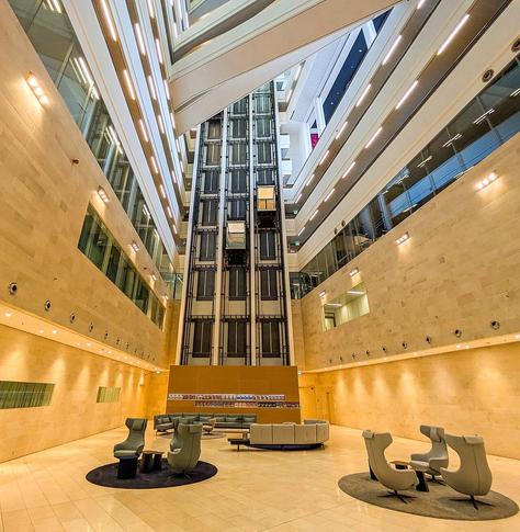 Foyer, Blick Richtung Aufzüge. im Vordergrund mehrere Sesselgruppen