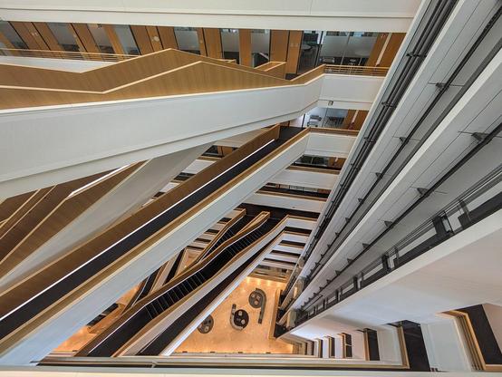 Treppen, die die Etagen quer durch das Foyer verbinden
