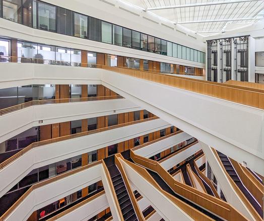 Treppen, die die Etagen quer durch das Foyer verbinden