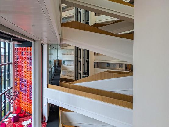 Treppen, die die Etagen quer durch das Foyer verbinden