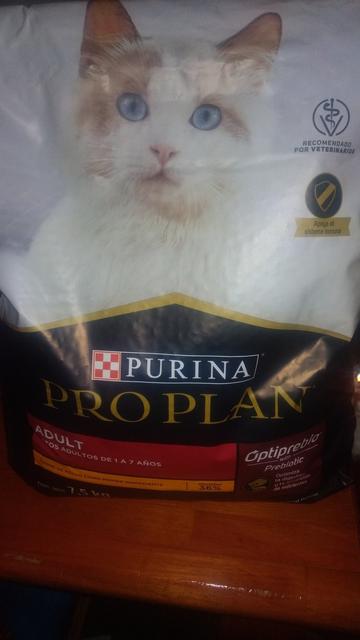 Fotografía de un envase de alimento balanceado para gatos, marca Purina Pro Plan.
