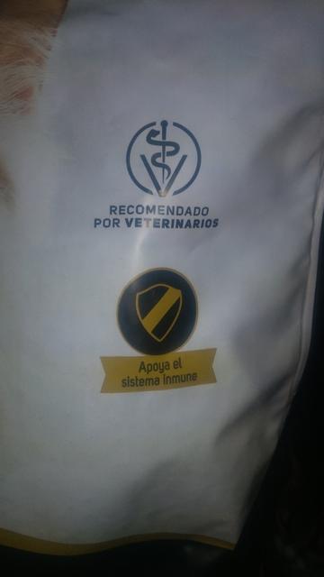 Primer plano de un envase de alimento balanceado para gatos, marca Purina Pro Plan, en donde se lee «Recomendado por veterinarios».