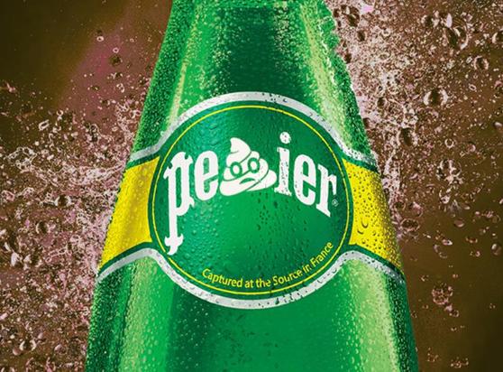 bouteille de Perrier, sur l'étiquette, les deux R sont remplacés par l'emoji caca. (et tout dans la délicatesse, un joli virage marron du fond d'image plein d'éclaboussures ;)