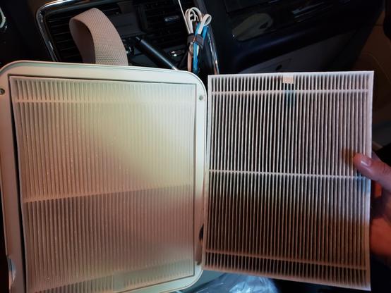 Ikea Uppatvind Air Purifier filter change, dirty blackened filter on the right and white new filter on the left.
