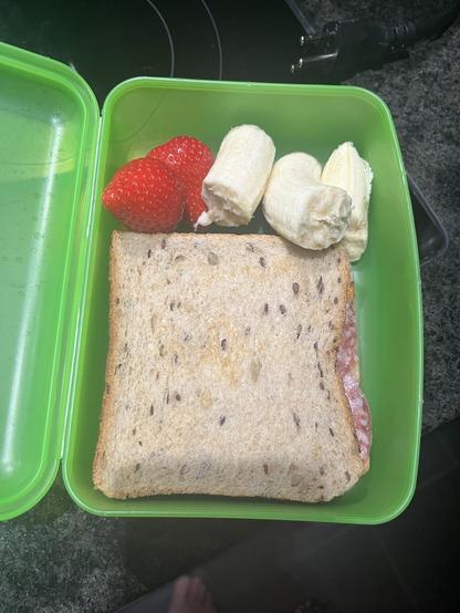 Salamitoast, Bananenbruch und Erdbeeren