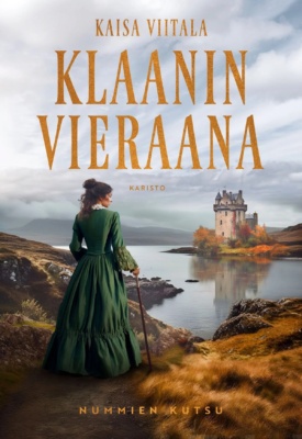 Klaanin vieraana -kirjan kannessa vihreään pukuun pukeutunut keppiä käyttävä nainen katselee veden toisella puolella näkyvää skotlantilaista linnaa.