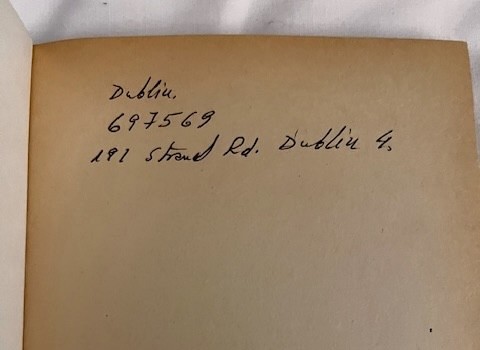Foto vom Vorsatzblatt eines Gedichtbands von Seamus Heaney.  Darauf steht: Dublin, 697569, 191 (oder 192?) Strand Rd. Dublin 4.