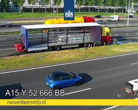 Op de A15 bij knooppunt Benelux staat een vrachtwagen die een vloeistof lekt
