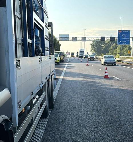 Op de A15 bij Gorinchem staat een vrachtwagen met een lekke band