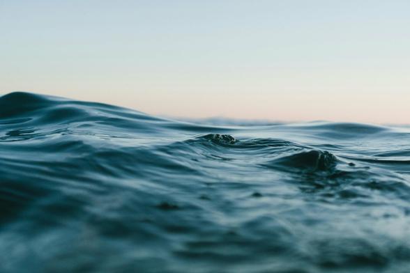 Une prise de vue de l'océan. Il semble calme, presque une mer d'huile. Il ressemble à un gâteau dont la couche supérieure est de la crème onctueuse.