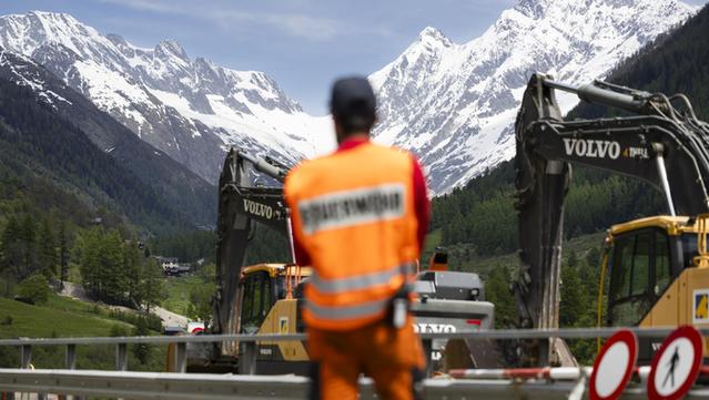 Bloqueig de trànsit en una carretera per un possible despreniment en direcció a Blatten, Suïssa (EFE/Peter Klaunzer)