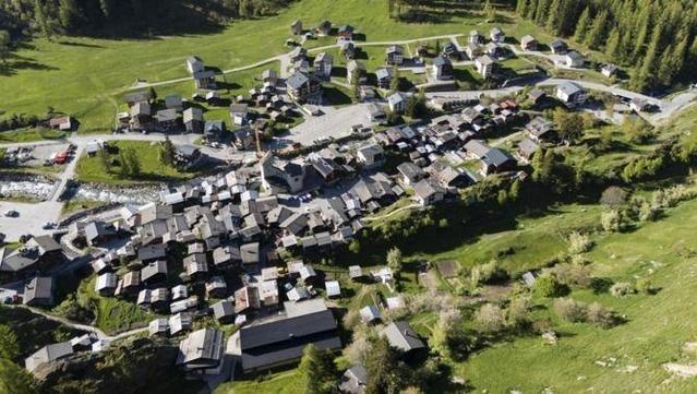 Després d'una esllavissada de fang en els últims dies, residents del poble de Blatten han estat evacuats per raons de seguretat (EFE/Cyril Zingaro)