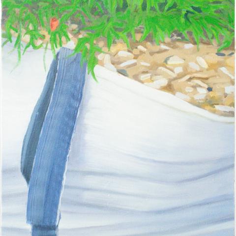 Painting by Aurel Porté depicting a bag of rubble. The framing is tight, showing only a the bag and its content. The bag is filled with construction debris and soil, and within them, poppies have begun to grow. This kind of scene is common in the suburbs of Paris undergoing renovation, where construction sites accumulate and last for years.