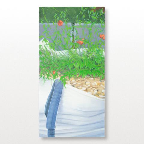 Painting by Aurel Porté depicting a bag of rubble. The framing is tight, showing only a the bag and its content. The bag is filled with construction debris and soil, and within them, poppies have begun to grow. This kind of scene is common in the suburbs of Paris undergoing renovation, where construction sites accumulate and last for years.