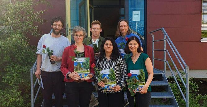 Von links nach rechts: Dr. phil. Lars Rothkegel, Prof. Dr. Aileen Oeberst, Peter Horn, Henna Tahir, Dr. Berno Bahro und Dr. phil. Stefanie Bosse. Das Foto hat Florian Rumprecht aufgenommen.