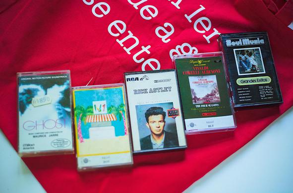5 cintas de cassette encontradas en un mercadillo a 1€ cada. Banda sonora de Ghost, una recopilación portuguesa de Nº1 del año 92. La de Rick Astley pensé que estaría aquella canción famosa “Never Gonna Give You Up” pero un rábano no veo sin gafas. Música clásica de Vivaldi, Las Cuatro Estaciones y una recopilación ochentera de soul (muy buena esta).