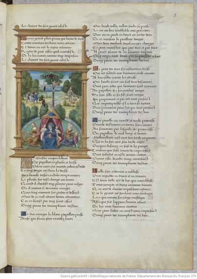 Un des folios du manuscrit (folio 5) : une page de parchemin est couverte d'un texte réparti en deux colonnes. Certaines initiales sont soulignées par des couleurs (bleu et rouge). En haut à gauche de la page, la colonne est ornée d'une sorte de cadre architecturé avec un ciel. Dans le ciel, un texte en 5 vers ; en bas, une illustration enluminée qui montre la Vierge au centre, en bas de l'image, entourée de deux anges et deux femmes. Derrière elle et les anges, Dieu le Père écarte les pans de son manteau rouge et bleu (ou d'une sorte de rideau) pour les englober. En arrière plan, un arbre est placé dans l'axe de Dieu. Derrière, un paysage avec différents personnages et un cours d'eau au centre. 1 papillons noir, orange et blanc est peint, en haut de l'arbre ; les ailes d'un autre, séparées, tombent, légèrement à gauche de l'image
