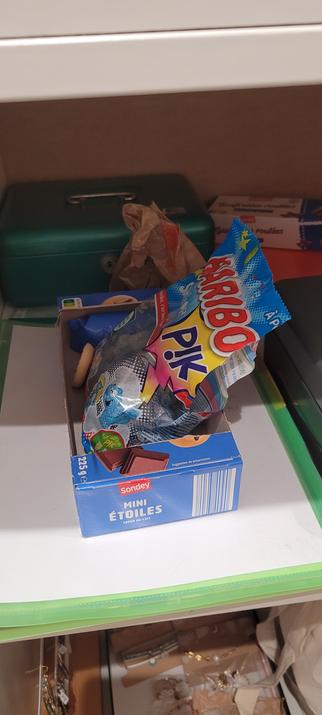 Un paquet de bonbons qui piquent et des biscuits au chocolat.