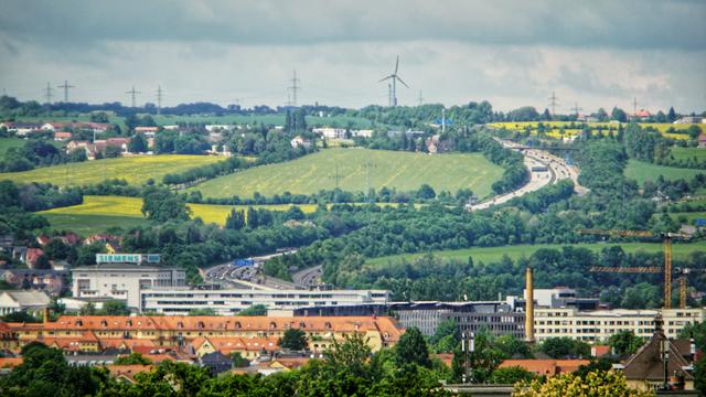 Autobahn schlängelt sich ins Elbtal
