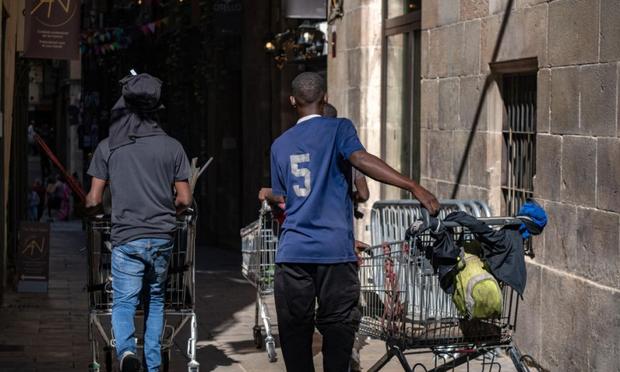 Tres migrantes en las calles de Barcelona. (SOPA Images via Getty images)