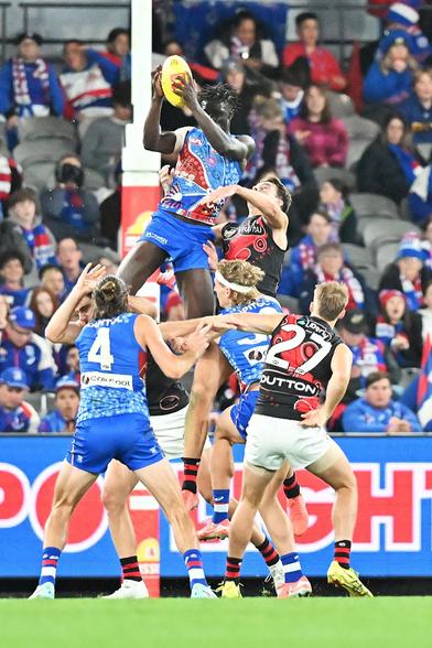 Bulu Khamis goes airborne for a great mark (catch). (Kim Densham/AFANA)

https://www.afana.com/gallery/western-bulldogs-vs-essendon-round-10-2025-marvel-stadium

#AFANA #AFL #westernbulldogs #essendonbombers @densham_images