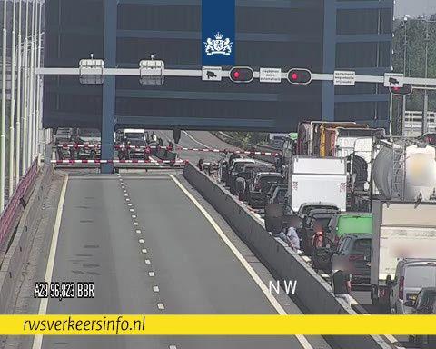 De Haringvlietbrug (A29) heeft te maken met een technische storing