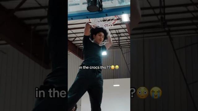 Crocs give +10 vertical … 🐰 #basketball #fyp #crocs