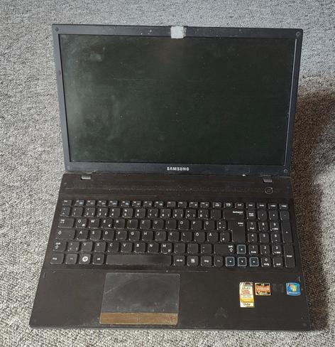 Aufgeklappter Laptop Samsung NP305V5A