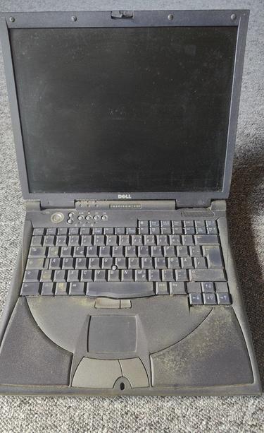 Aufgeklappter Laptop Dell Inspiron 8100